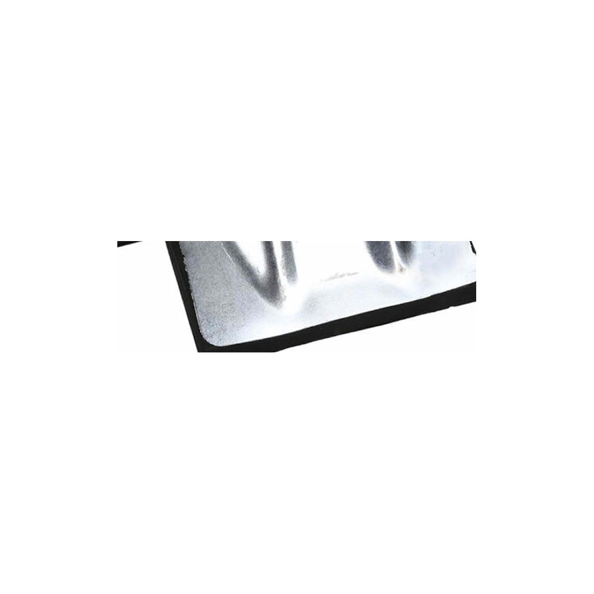 Close-up of metal protecteur d&rsquo;angle rubber edge pad along the lower contact surface